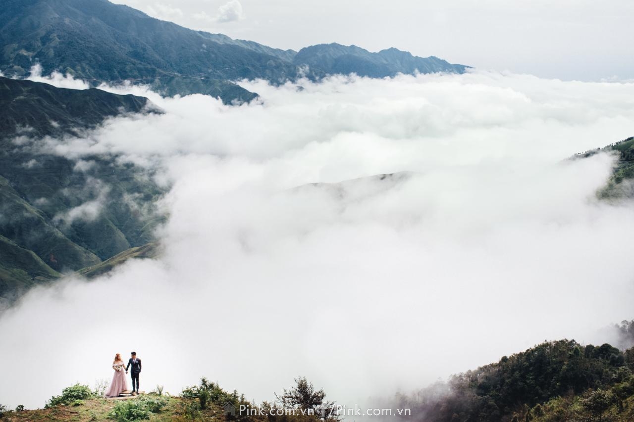Trời đất bao la, có núi, có mây trở thành bối cảnh chụp ảnh cưới cho đôi bạn trẻ.
