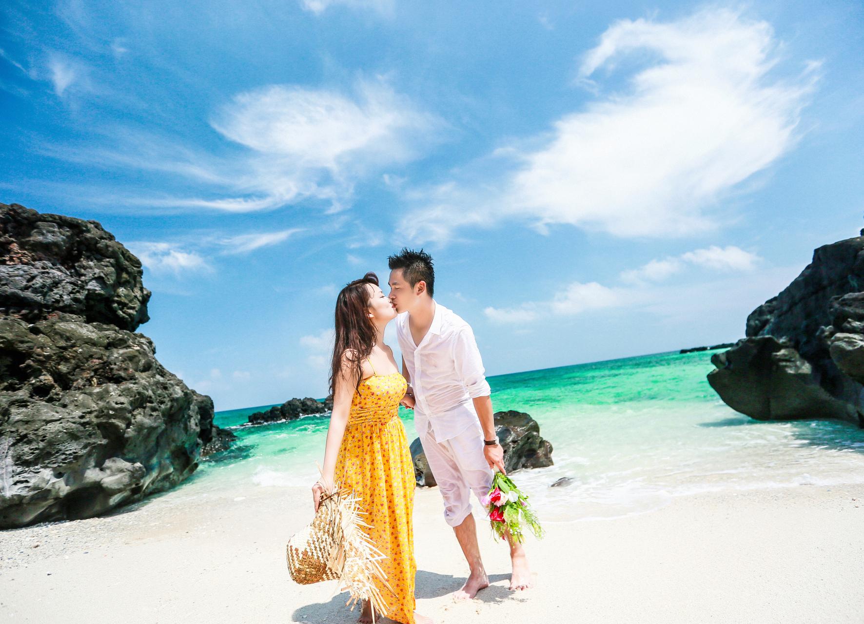Chụp ảnh cưới trên bờ biển LÃNG MẠN và SÔI ĐỘNG